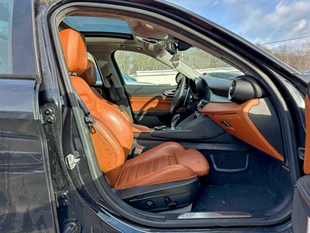 Черный Альфа Ромео Джулия, объемом двигателя 0 л и пробегом 66 тыс. км за 5500 $, фото 6 на Automoto.ua