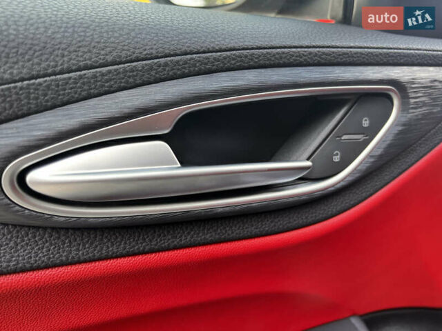 Черный Альфа Ромео Джулия, объемом двигателя 2 л и пробегом 29 тыс. км за 23600 $, фото 32 на Automoto.ua