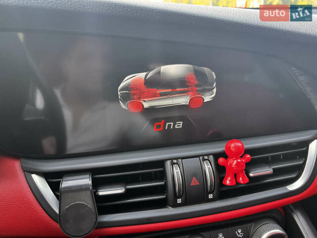 Черный Альфа Ромео Джулия, объемом двигателя 2 л и пробегом 29 тыс. км за 23600 $, фото 16 на Automoto.ua