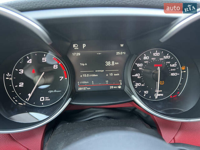 Черный Альфа Ромео Джулия, объемом двигателя 2 л и пробегом 29 тыс. км за 23600 $, фото 12 на Automoto.ua