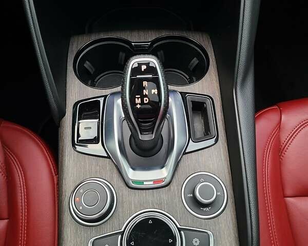 Чорний Альфа Ромео Джулія, об'ємом двигуна 2 л та пробігом 74 тис. км за 20900 $, фото 17 на Automoto.ua