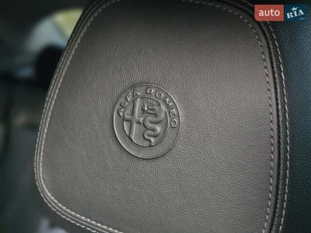 Черный Альфа Ромео Джулия, объемом двигателя 2 л и пробегом 92 тыс. км за 24400 $, фото 45 на Automoto.ua