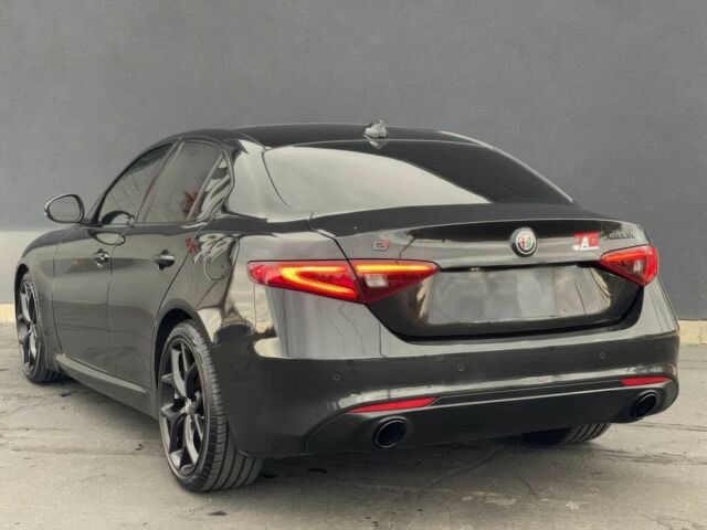 Черный Альфа Ромео Джулия, объемом двигателя 2 л и пробегом 33 тыс. км за 18000 $, фото 5 на Automoto.ua