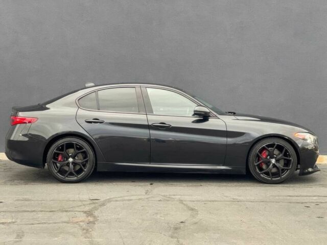 Черный Альфа Ромео Джулия, объемом двигателя 2 л и пробегом 33 тыс. км за 18000 $, фото 2 на Automoto.ua