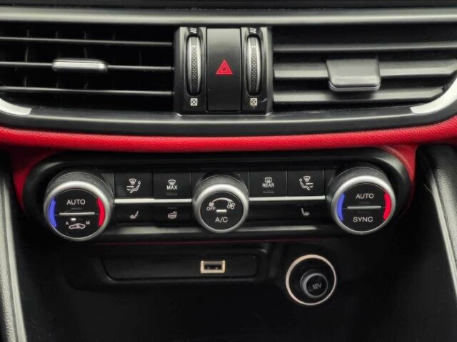 Черный Альфа Ромео Джулия, объемом двигателя 2 л и пробегом 33 тыс. км за 18000 $, фото 13 на Automoto.ua