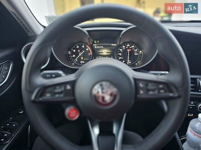 Чорний Альфа Ромео Джулія, об'ємом двигуна 2 л та пробігом 92 тис. км за 24400 $, фото 55 на Automoto.ua