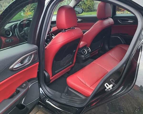 Чорний Альфа Ромео Джулія, об'ємом двигуна 2 л та пробігом 74 тис. км за 20900 $, фото 14 на Automoto.ua