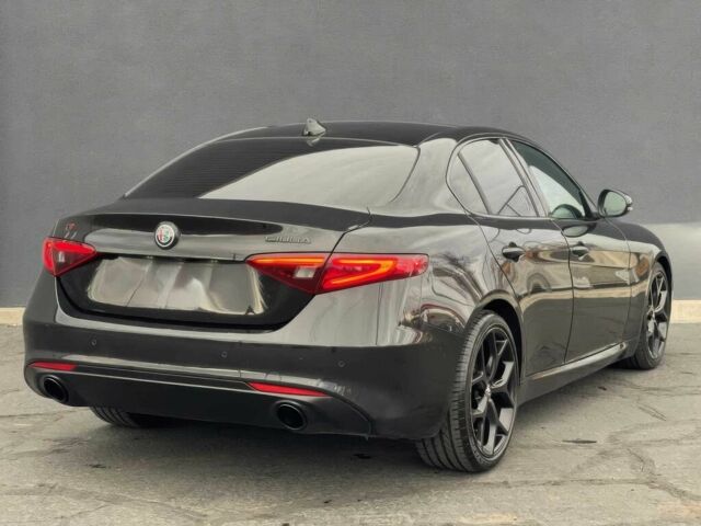 Черный Альфа Ромео Джулия, объемом двигателя 2 л и пробегом 33 тыс. км за 18000 $, фото 3 на Automoto.ua