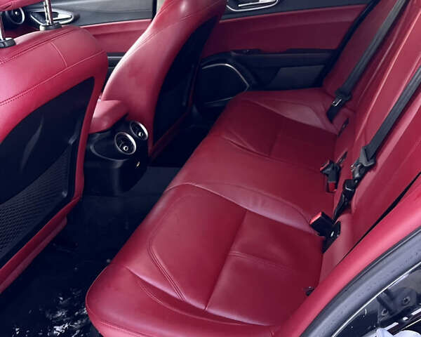 Чорний Альфа Ромео Джулія, об'ємом двигуна 2 л та пробігом 94 тис. км за 19999 $, фото 16 на Automoto.ua