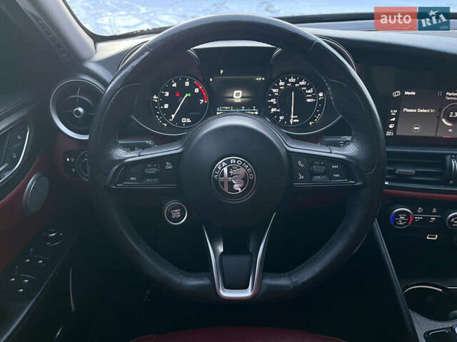 Чорний Альфа Ромео Джулія, об'ємом двигуна 2 л та пробігом 94 тис. км за 19999 $, фото 15 на Automoto.ua