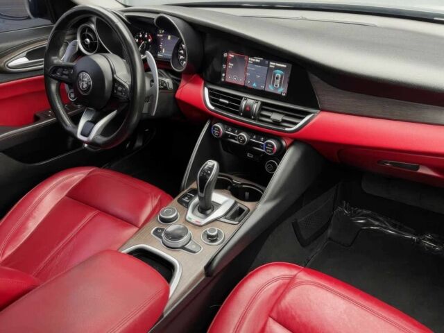 Черный Альфа Ромео Джулия, объемом двигателя 2 л и пробегом 33 тыс. км за 18000 $, фото 8 на Automoto.ua