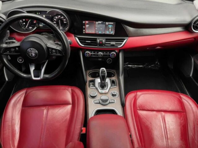 Черный Альфа Ромео Джулия, объемом двигателя 2 л и пробегом 33 тыс. км за 18000 $, фото 7 на Automoto.ua