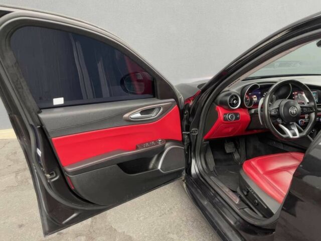 Черный Альфа Ромео Джулия, объемом двигателя 2 л и пробегом 33 тыс. км за 18000 $, фото 6 на Automoto.ua