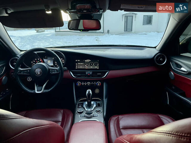Чорний Альфа Ромео Джулія, об'ємом двигуна 2 л та пробігом 94 тис. км за 19999 $, фото 12 на Automoto.ua