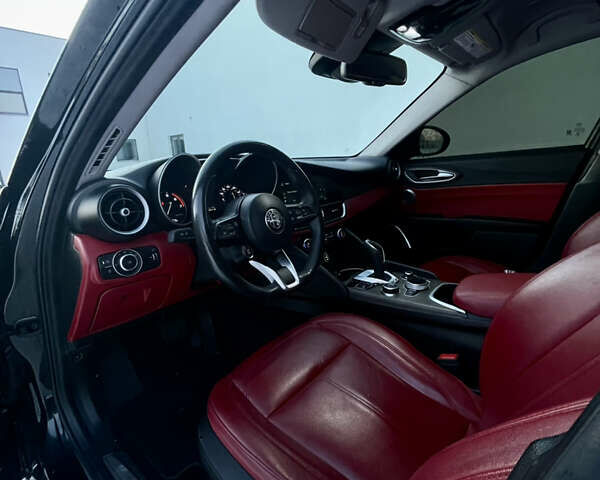 Чорний Альфа Ромео Джулія, об'ємом двигуна 2 л та пробігом 94 тис. км за 19999 $, фото 17 на Automoto.ua