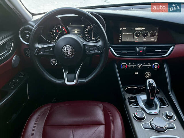 Чорний Альфа Ромео Джулія, об'ємом двигуна 2 л та пробігом 94 тис. км за 19999 $, фото 21 на Automoto.ua