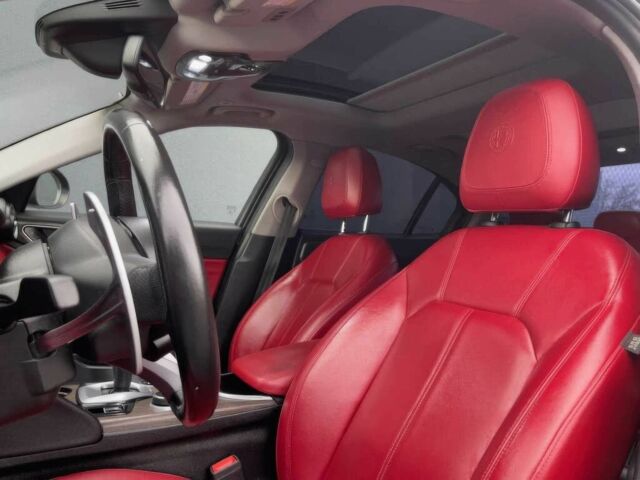 Черный Альфа Ромео Джулия, объемом двигателя 2 л и пробегом 33 тыс. км за 18000 $, фото 9 на Automoto.ua