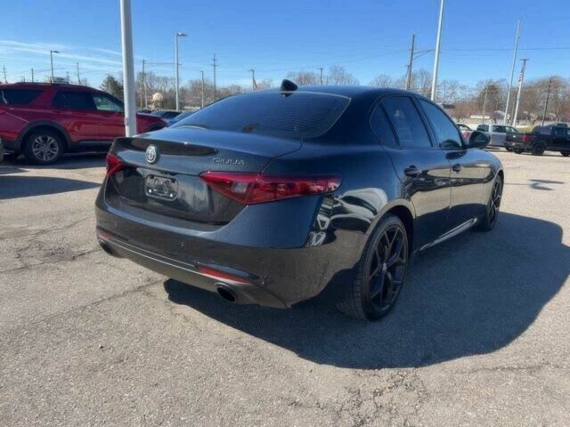 Черный Альфа Ромео Джулия, объемом двигателя 2 л и пробегом 19 тыс. км за 15000 $, фото 3 на Automoto.ua