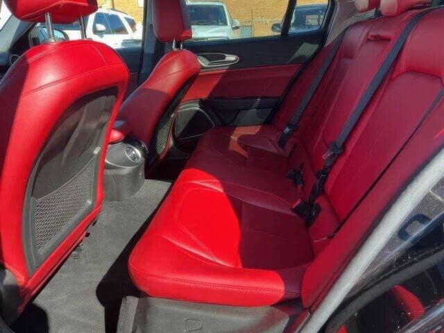 Черный Альфа Ромео Джулия, объемом двигателя 2 л и пробегом 19 тыс. км за 15000 $, фото 15 на Automoto.ua