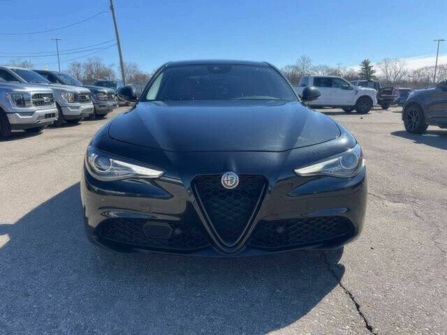 Черный Альфа Ромео Джулия, объемом двигателя 2 л и пробегом 19 тыс. км за 15000 $, фото 1 на Automoto.ua