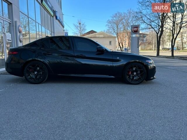 Черный Альфа Ромео Джулия, объемом двигателя 2 л и пробегом 100 тыс. км за 24999 $, фото 4 на Automoto.ua