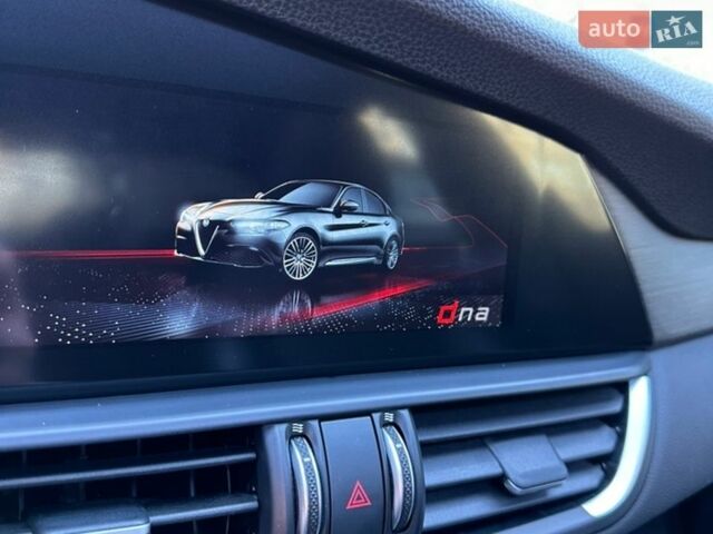 Черный Альфа Ромео Джулия, объемом двигателя 2 л и пробегом 100 тыс. км за 24999 $, фото 30 на Automoto.ua