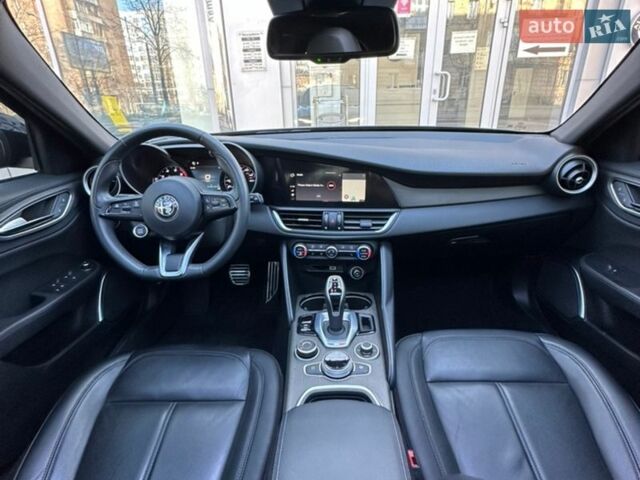 Черный Альфа Ромео Джулия, объемом двигателя 2 л и пробегом 100 тыс. км за 24999 $, фото 24 на Automoto.ua