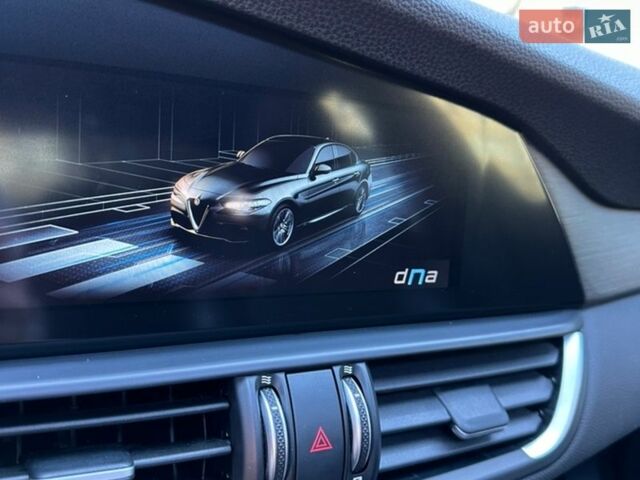 Черный Альфа Ромео Джулия, объемом двигателя 2 л и пробегом 100 тыс. км за 24999 $, фото 29 на Automoto.ua