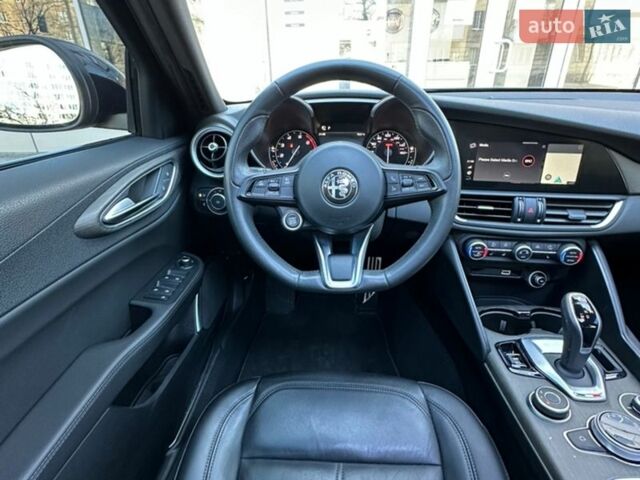 Черный Альфа Ромео Джулия, объемом двигателя 2 л и пробегом 100 тыс. км за 24999 $, фото 25 на Automoto.ua