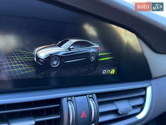 Черный Альфа Ромео Джулия, объемом двигателя 2 л и пробегом 100 тыс. км за 24999 $, фото 28 на Automoto.ua