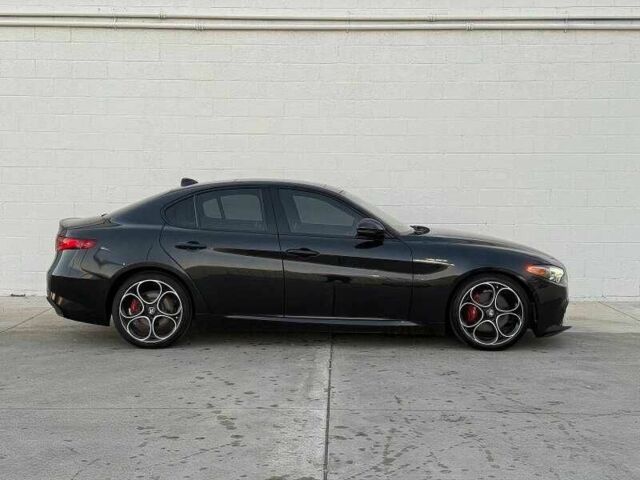 Черный Альфа Ромео Джулия, объемом двигателя 2 л и пробегом 43 тыс. км за 7500 $, фото 7 на Automoto.ua