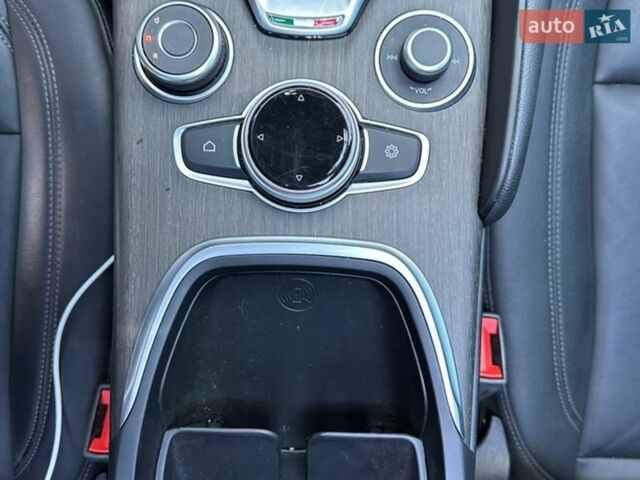 Черный Альфа Ромео Джулия, объемом двигателя 2 л и пробегом 100 тыс. км за 24999 $, фото 18 на Automoto.ua