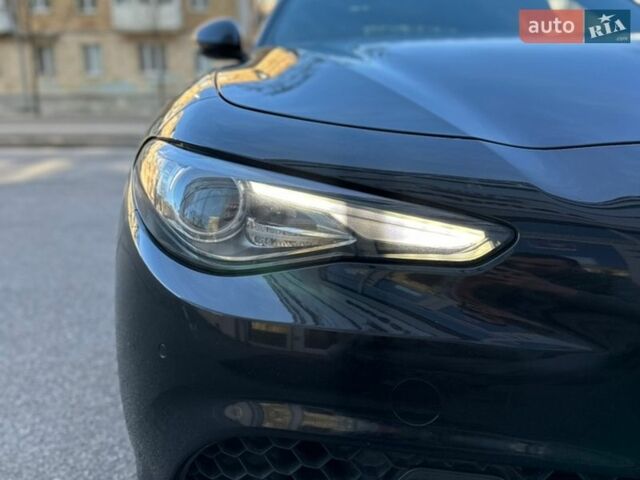 Черный Альфа Ромео Джулия, объемом двигателя 2 л и пробегом 100 тыс. км за 24999 $, фото 14 на Automoto.ua