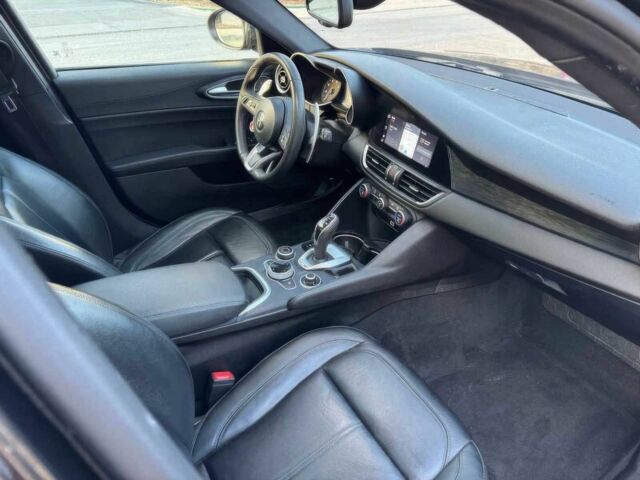 Чорний Альфа Ромео Джулія, об'ємом двигуна 2 л та пробігом 14 тис. км за 6900 $, фото 10 на Automoto.ua