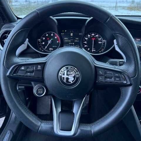 Черный Альфа Ромео Джулия, объемом двигателя 2 л и пробегом 11 тыс. км за 17000 $, фото 11 на Automoto.ua