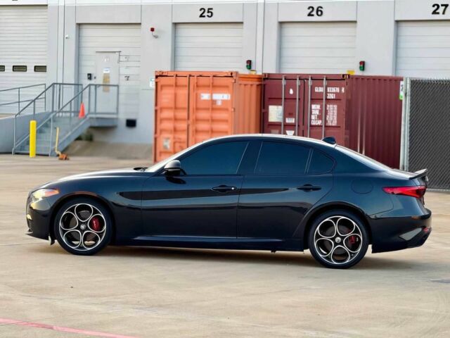 Чорний Альфа Ромео Джулія, об'ємом двигуна 2 л та пробігом 21 тис. км за 6900 $, фото 3 на Automoto.ua