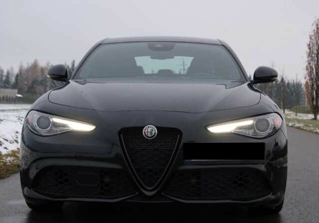 Черный Альфа Ромео Джулия, объемом двигателя 2 л и пробегом 11 тыс. км за 17000 $, фото 1 на Automoto.ua