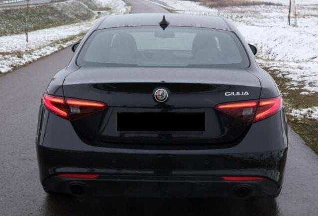 Черный Альфа Ромео Джулия, объемом двигателя 2 л и пробегом 11 тыс. км за 17000 $, фото 7 на Automoto.ua