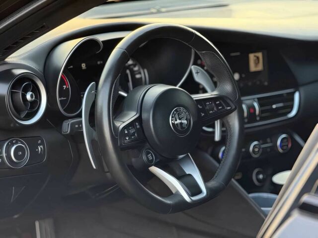 Чорний Альфа Ромео Джулія, об'ємом двигуна 2 л та пробігом 21 тис. км за 6900 $, фото 9 на Automoto.ua