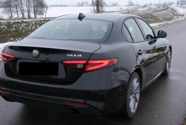 Черный Альфа Ромео Джулия, объемом двигателя 2 л и пробегом 11 тыс. км за 17000 $, фото 6 на Automoto.ua