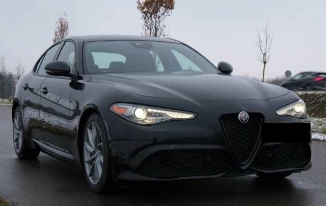 Черный Альфа Ромео Джулия, объемом двигателя 2 л и пробегом 11 тыс. км за 17000 $, фото 3 на Automoto.ua