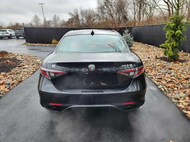 Черный Альфа Ромео Джулия, объемом двигателя 2 л и пробегом 25 тыс. км за 6900 $, фото 4 на Automoto.ua