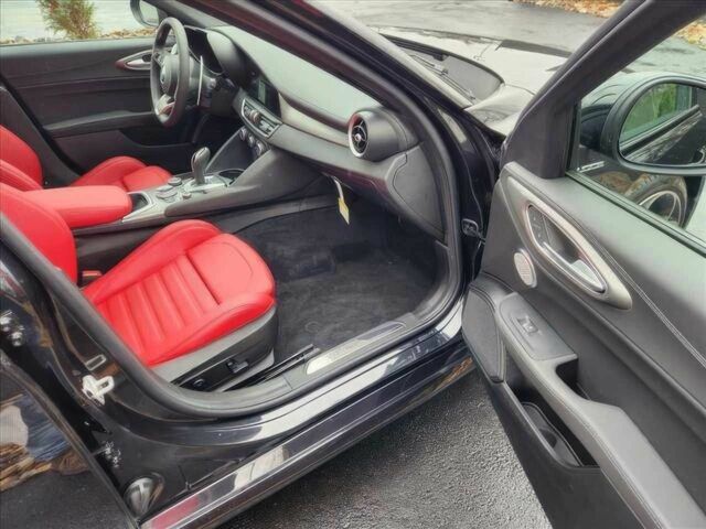 Черный Альфа Ромео Джулия, объемом двигателя 2 л и пробегом 25 тыс. км за 6900 $, фото 8 на Automoto.ua