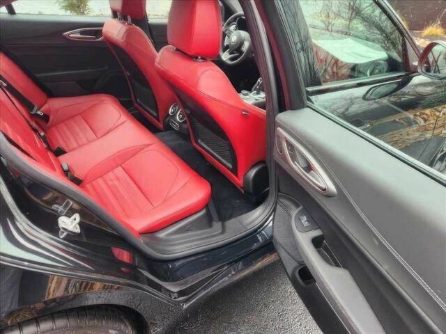 Черный Альфа Ромео Джулия, объемом двигателя 2 л и пробегом 25 тыс. км за 6900 $, фото 10 на Automoto.ua