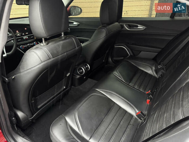 Червоний Альфа Ромео Джулія, об'ємом двигуна 2 л та пробігом 120 тис. км за 19999 $, фото 24 на Automoto.ua