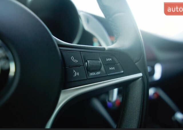 Красный Альфа Ромео Джулия, объемом двигателя 2 л и пробегом 145 тыс. км за 19700 $, фото 22 на Automoto.ua