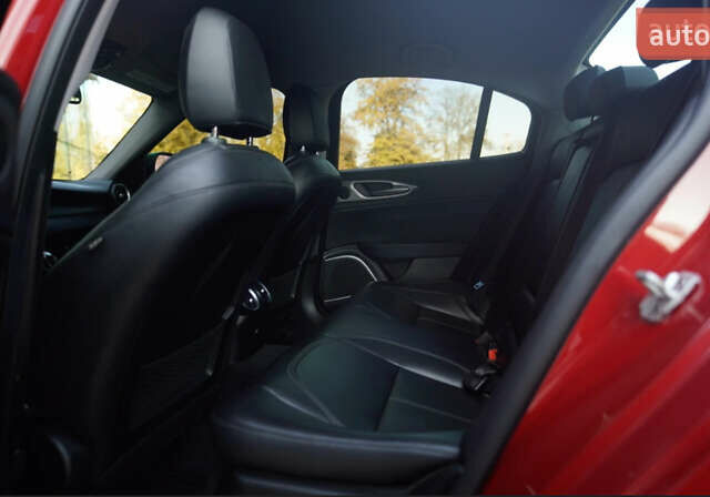 Красный Альфа Ромео Джулия, объемом двигателя 2 л и пробегом 145 тыс. км за 19700 $, фото 30 на Automoto.ua