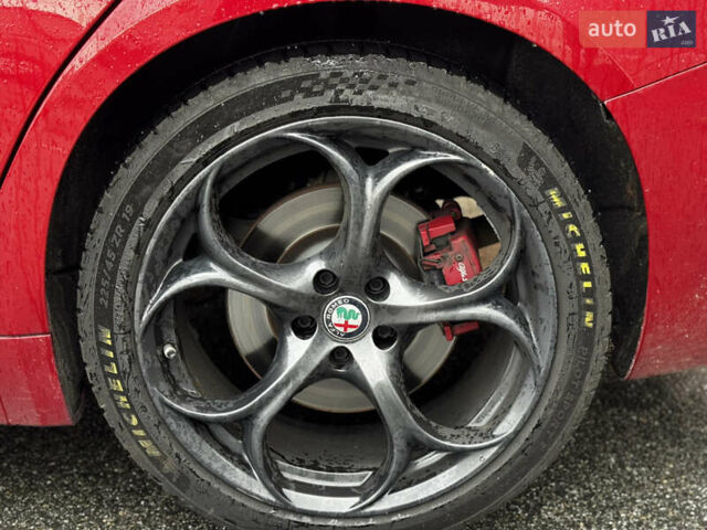Червоний Альфа Ромео Джулія, об'ємом двигуна 2 л та пробігом 120 тис. км за 19999 $, фото 23 на Automoto.ua