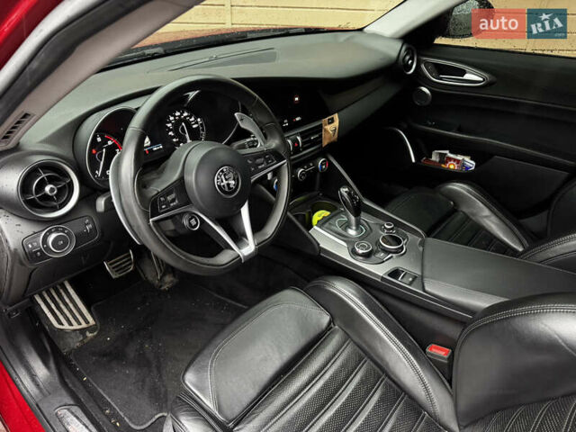 Червоний Альфа Ромео Джулія, об'ємом двигуна 2 л та пробігом 120 тис. км за 19999 $, фото 31 на Automoto.ua