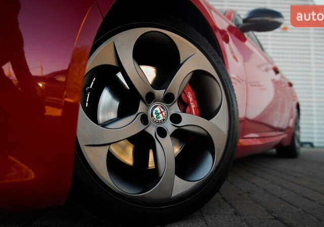 Красный Альфа Ромео Джулия, объемом двигателя 2 л и пробегом 145 тыс. км за 19700 $, фото 18 на Automoto.ua